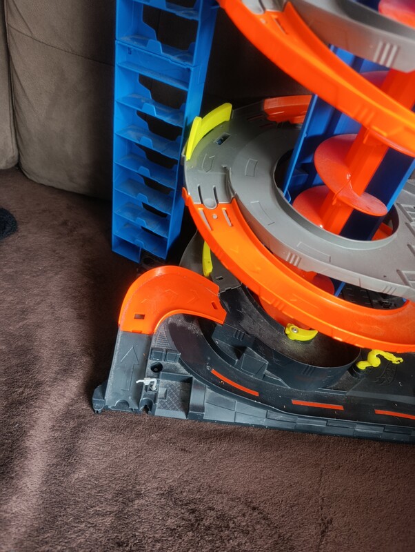 Elbląg Sprzedam tor garaż hotwheels. Stan bardzo dobry wszystko sprawne jedynie do umycia bo stał długo nie używany.