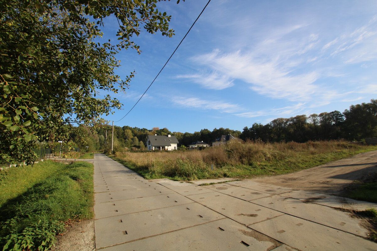 Elbląg NIERUCHOMOŚCI ANNA KRASZEWSKA Działka w Komorowie Żuławskim pod budowę domu1810 m2Wydane warunki
