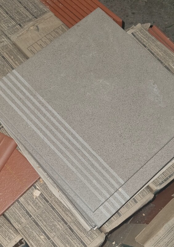 Elbląg Płytki ceramiczne w kolorze pomarańczowym, idealne do zastosowania zarówno na zewnątrz, jak i wewnątrz