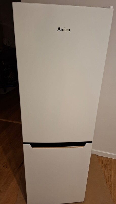 Elbląg Sprzedam lodówkę AMICA FK200.4 zakupioną w 2023 r. Wymiary: wys.144,sz.47,gł.49 cm. kolor biały. Zamrażarka z