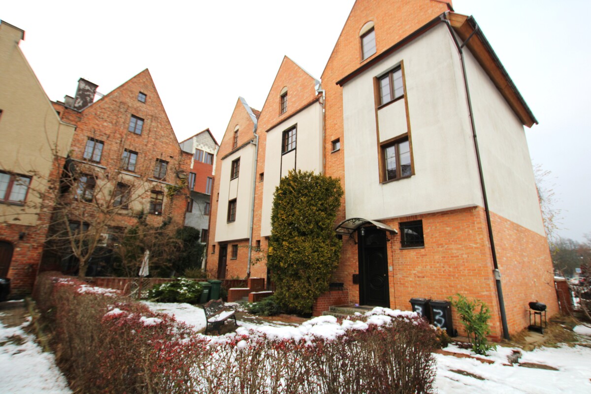 Elbląg NIERUCHOMOŚCI ANNA KRASZEWSKA Klimatyczne mieszkanie na Starym Mieście ul. Kumieli