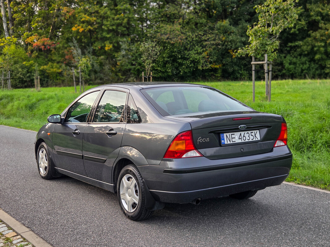 Elbląg Oferuję do sprzedaży auto Ford Focus z 2002 roku – klasyczny sedan z niezawodnym silnikiem benzynowym 1.8