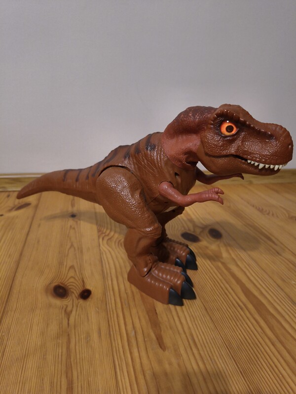 Elbląg Sprzedam dużego, interaktywnego dinozaura. Wysokość 30 cm, długość 50 cm. Dinozaur chodzi, wydaje dźwięki, rusza