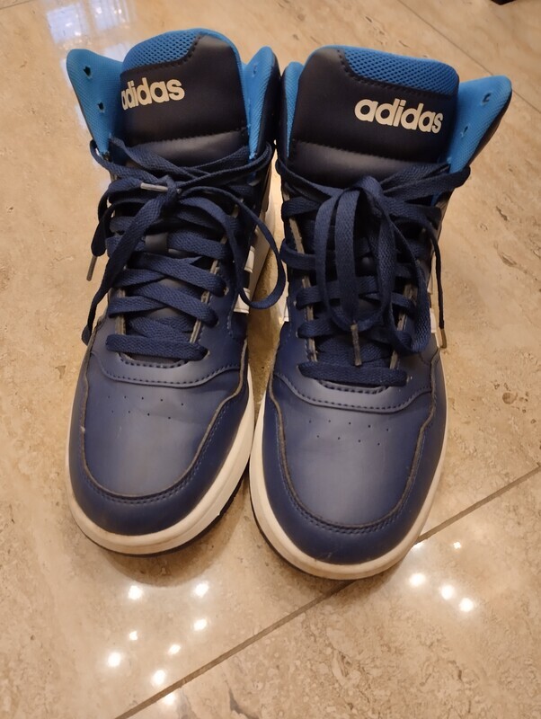 Elbląg Sprzedam buty firmy Adidas rozmiar 40.
Założone 2-krotnie.
Brak śladów użytkowania