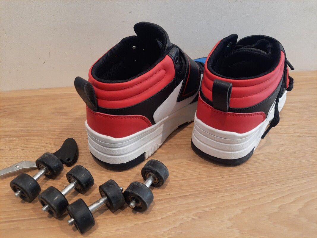 Elbląg Sprzedam butorolki w rozmiarze 38 ( wkładka buta 24,4 cm). W kolorystyce biało- czarno- czerwono- niebieskiej.