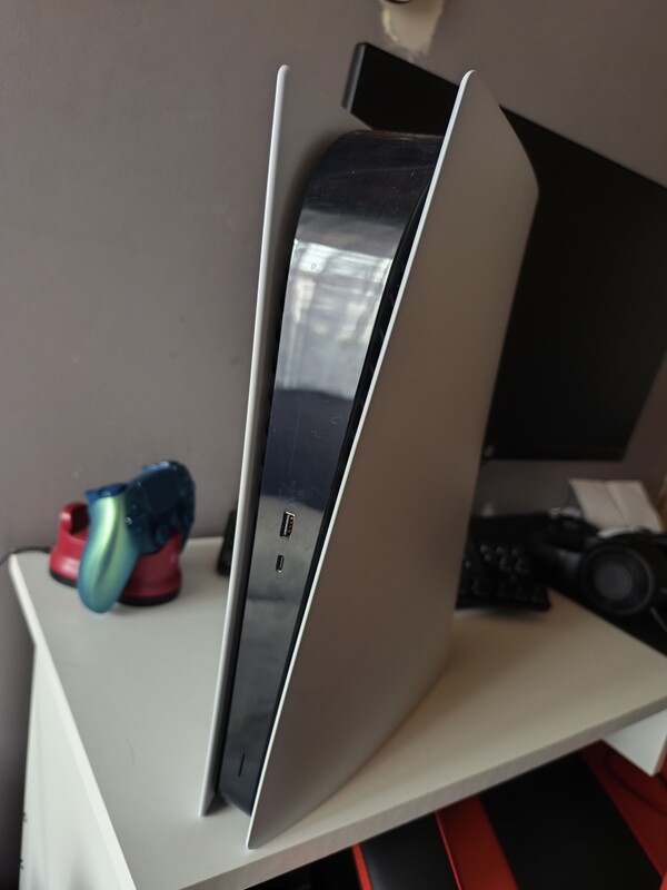 Elbląg konsola PlayStation 5 w wersji Digital (bez napędu). Sprzęt jest w doskonałym stanie technicznym i wizualnym