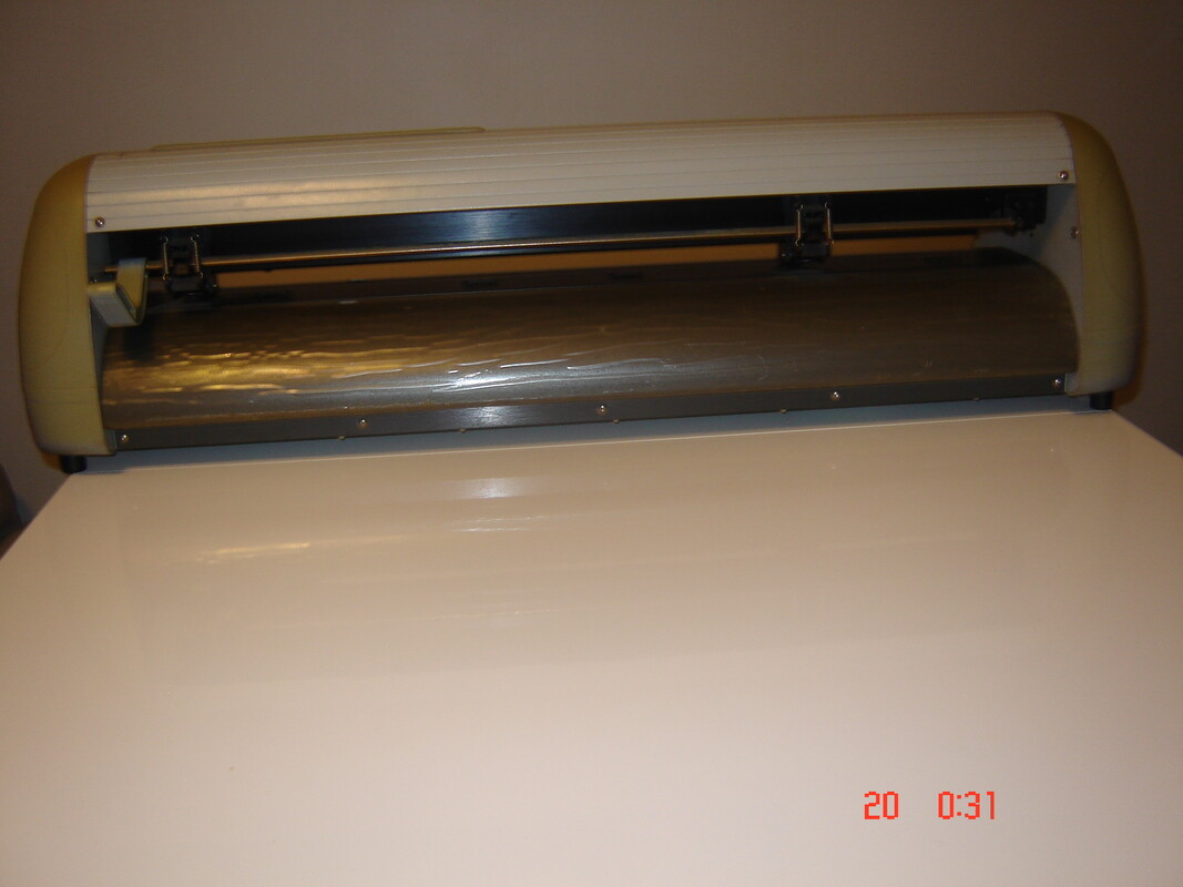 Elbląg Sprzedam ploter tnący 2D BOBCAT 60,zakupiony w 2006 roku i nigdy nie był używany.