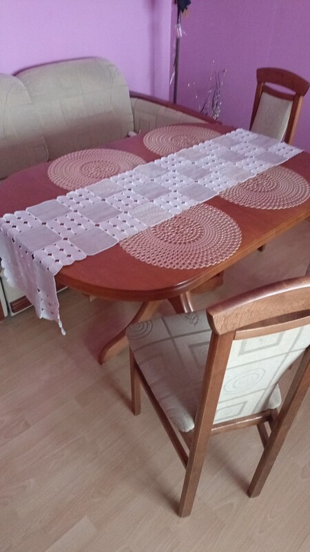 Elbląg Sprzedam w dobrym stanie Sofa z funkcją spania +Stół rokladany(blat ma ślady użytkowania)+3 krzesła. Wszystko w