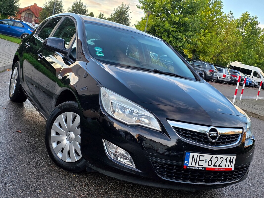 Elbląg Opel astra 1.4 benzynkaGrzana kierownica/fotele czujniki parkowania KlimatyzacjaZAREJESTROWANY2012