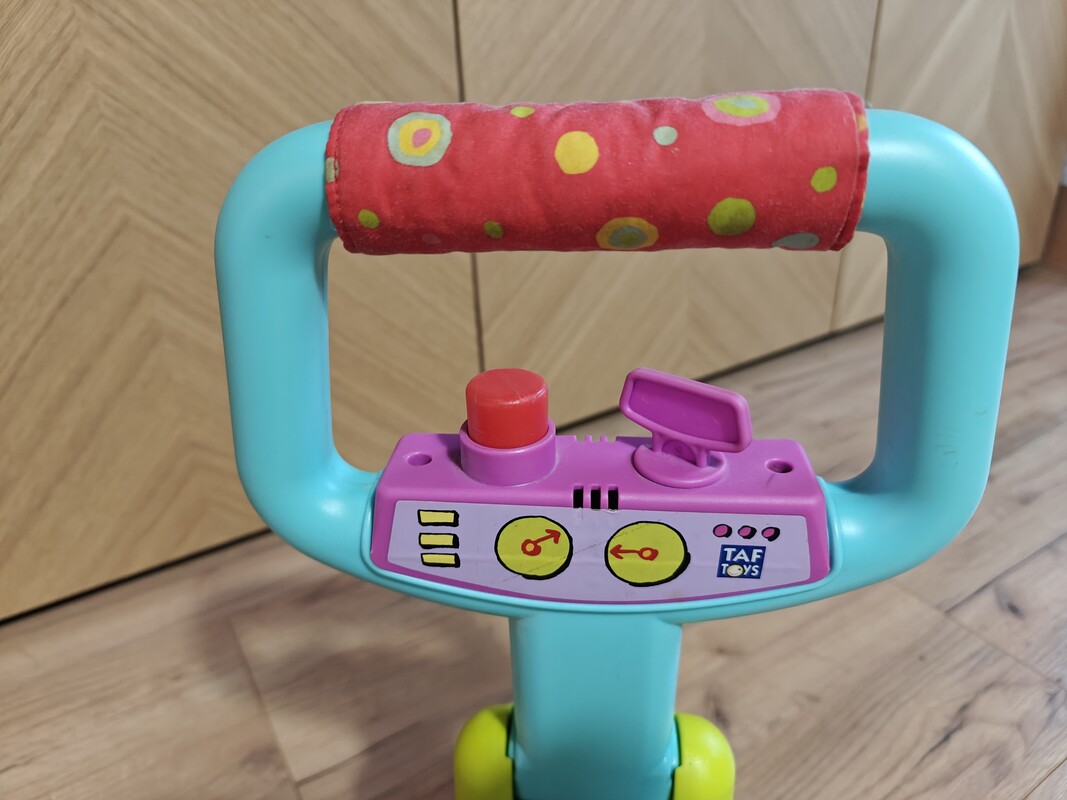 Elbląg Jeździk TAF TOYS z dodatkami. Mama do sprzedania jeździk w bardzo dobrym stanie. Dodatkowo narzędzia w kuferku.