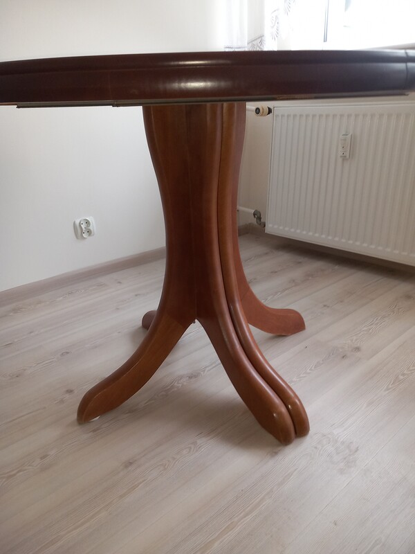 Elbląg Sprzedam stół rozsuwany do salonu oraz 4 krzesła tapicerowane wymiary stołu, średnica 100cm po rozłożeniu długi