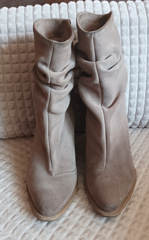 Elbląg Mam do sprzedania damskie buty kowbojki, takie jak na foto. Buty w idealnym stanie, rozmiar 38.. Sprzedaje bo