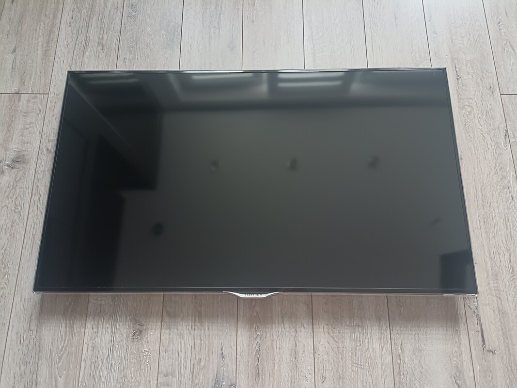 Elbląg Sprzedam telewizor marki Samsung 43 cale, telewizor tylko do powieszenia. Wiecej informacji podam przez telefon.