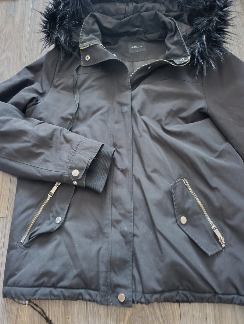 Elbląg Sprzedam czarną kurtkę damska na zimę. Stan dobry. Do wyprania. Rozmiar L kontakt sms