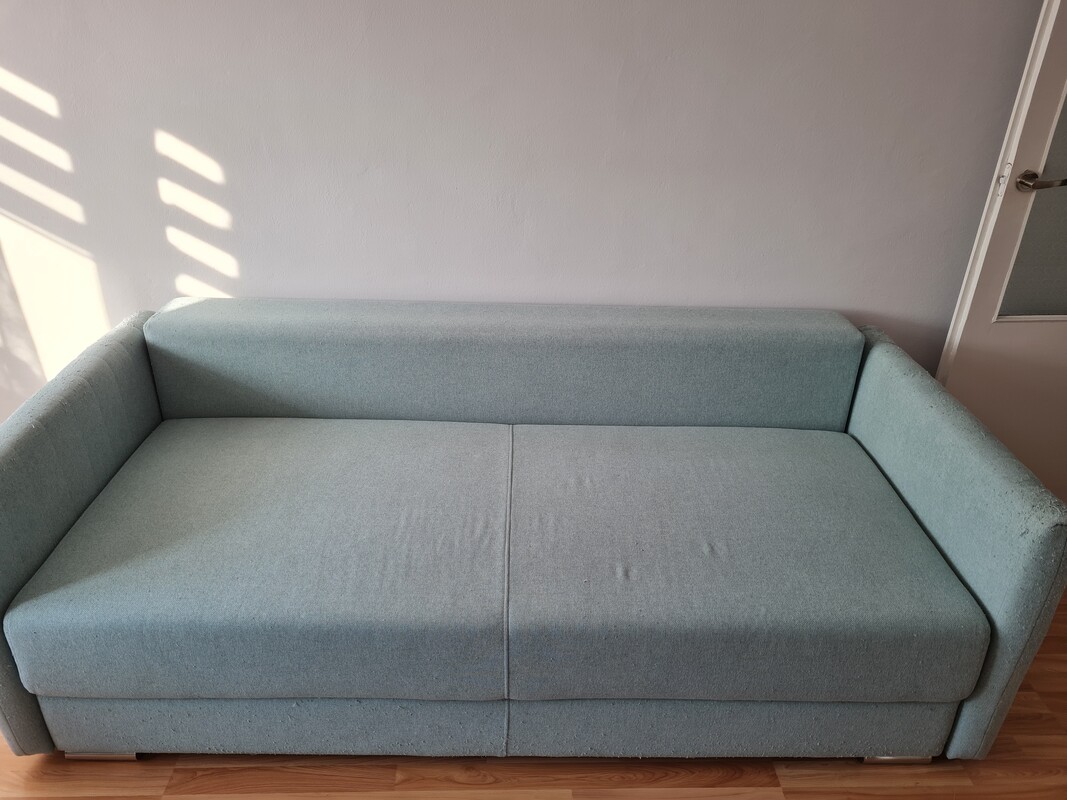 Elbląg Sprzedam sofę trzyosobową z pojemnikiem na pościel, rozkładana. Sofa odświeżona, nosi ślady zadrapań na bokach