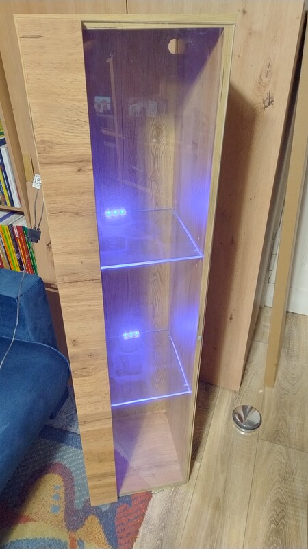 Elbląg Sprzedam witrynkę/gablotkę z funkcją podświetlania półek Stan bardzo dobry, wysokość 130cm Witrynka jest dostępna