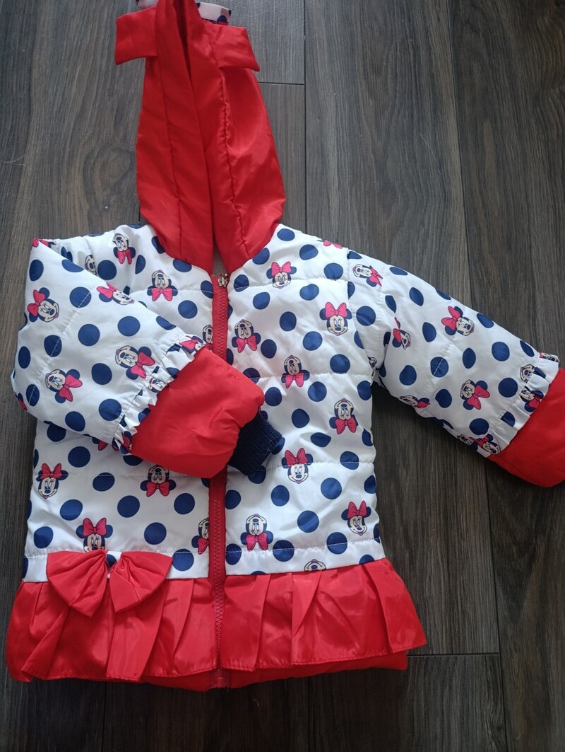 Elbląg Sprzedam kurtkę na zimę dla dziewczynki z motywem Myszki Minnie. Stan bardzo dobry jedynie małe zaciągnięcie na