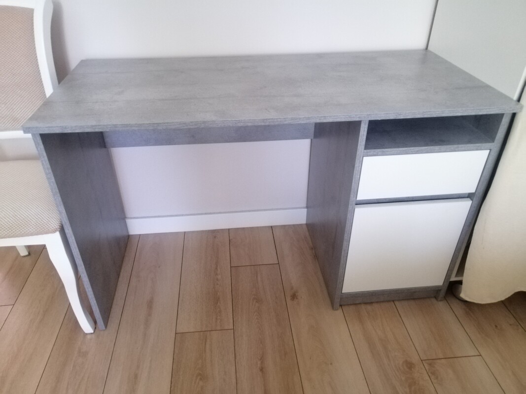 Elbląg Biurko koloru szarego z białymi frontami