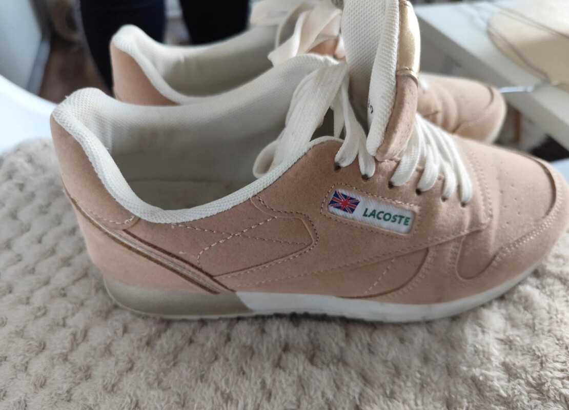 Elbląg Sprzedam buty nowe i używane Buty beżowe Lacoste rozmiar 39 cena 60 zł buty czerwone rozmiar 39 cena 60 zł buty
