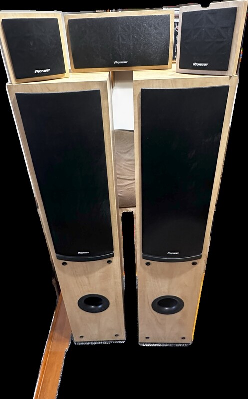 Elbląg Kino domowe Pioneer VSX-415-S 5.1.Zestaw składa się z amplitunera, subwoofera, kolumn. Sprzęt w pełni sprawny.