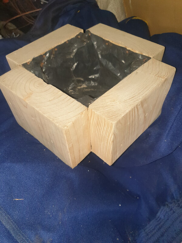 Elbląg Sprzedam doniczkę drewnianą wym 22x22x10 plus gratis tulipany