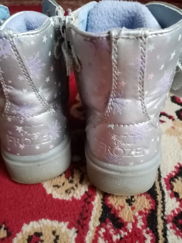 Elbląg Sprzedam buciki na zimę. Granatowe są w dobrym stanie. Buciki z Elzą mają wyraźniejsze ślady użytkowania i