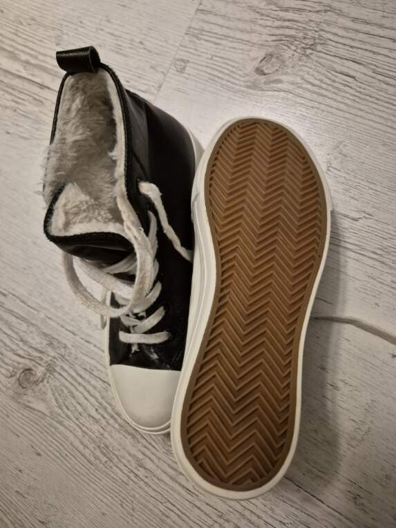 Elbląg Converse ocieplane damskie - rozm.39.
Ze względu na kożuszek w środku - należy przyjąć rozmiar stopy na