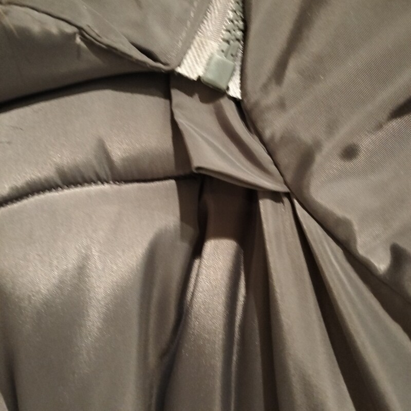 Elbląg Sprzedam zimową kurtkę rozmiar XXL koloru khaki.
Jest to rozmiar 44,dłuższa, ocieplana, kaptur odpinany, stan