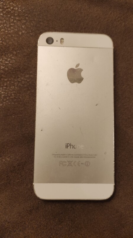 Elbląg Na sprzedaż iPhone 5S A1457 w kolorze białym. Telefon jest uszkodzony. Na ekranie widoczne są pęknięcia,