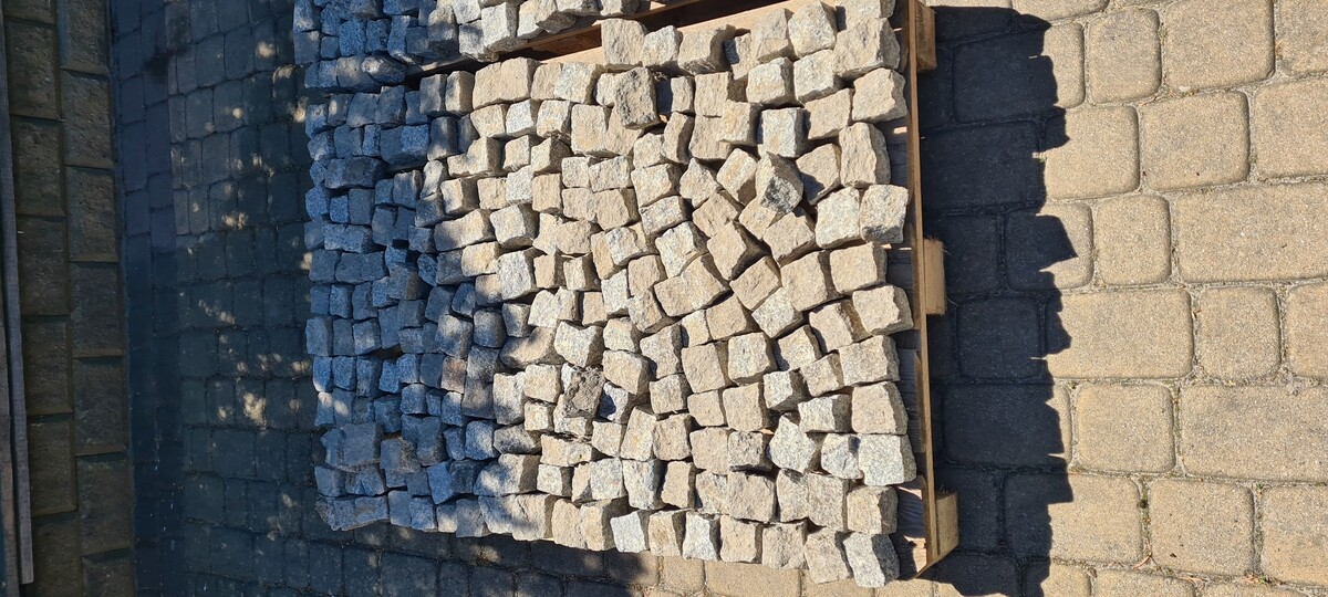 Elbląg Sprzedam kostkę brukową, widoczną na zdjęciu. Dwie duże palety - każda 25 zł, mała paleta 15 zł. Odbiór we