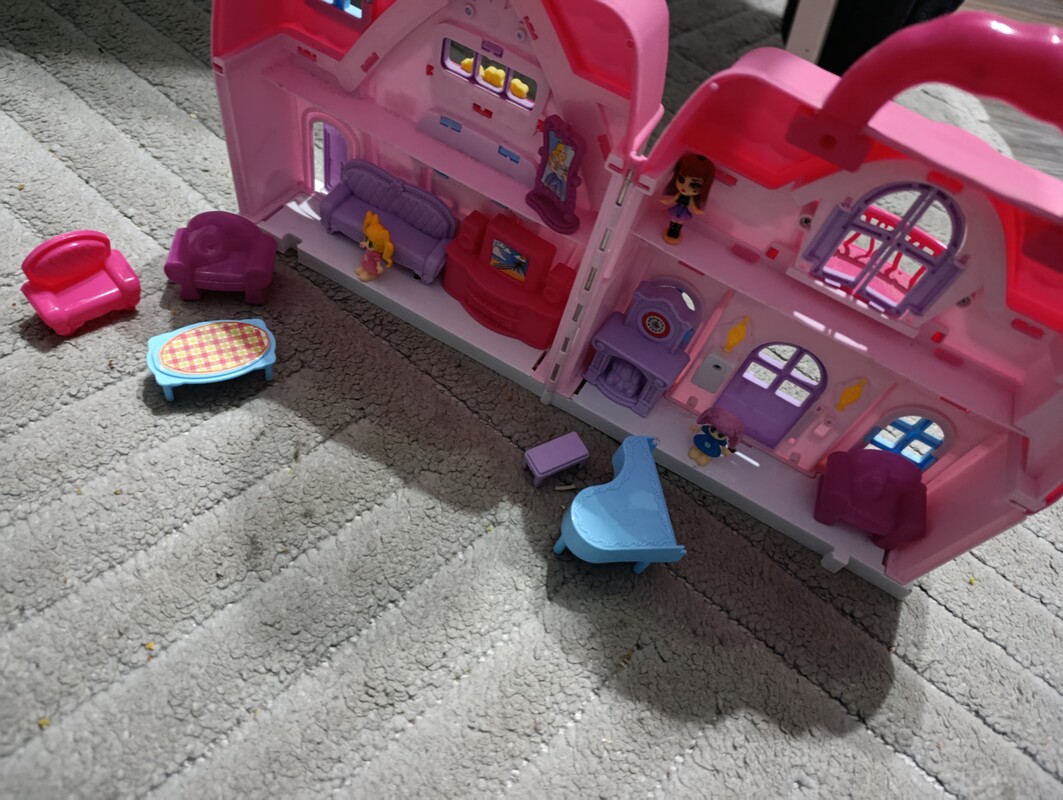 Elbląg Sprzedam rozkładany domek z małymi laleczkami i meblami. Stan bardzo dobry. Kontakt sms