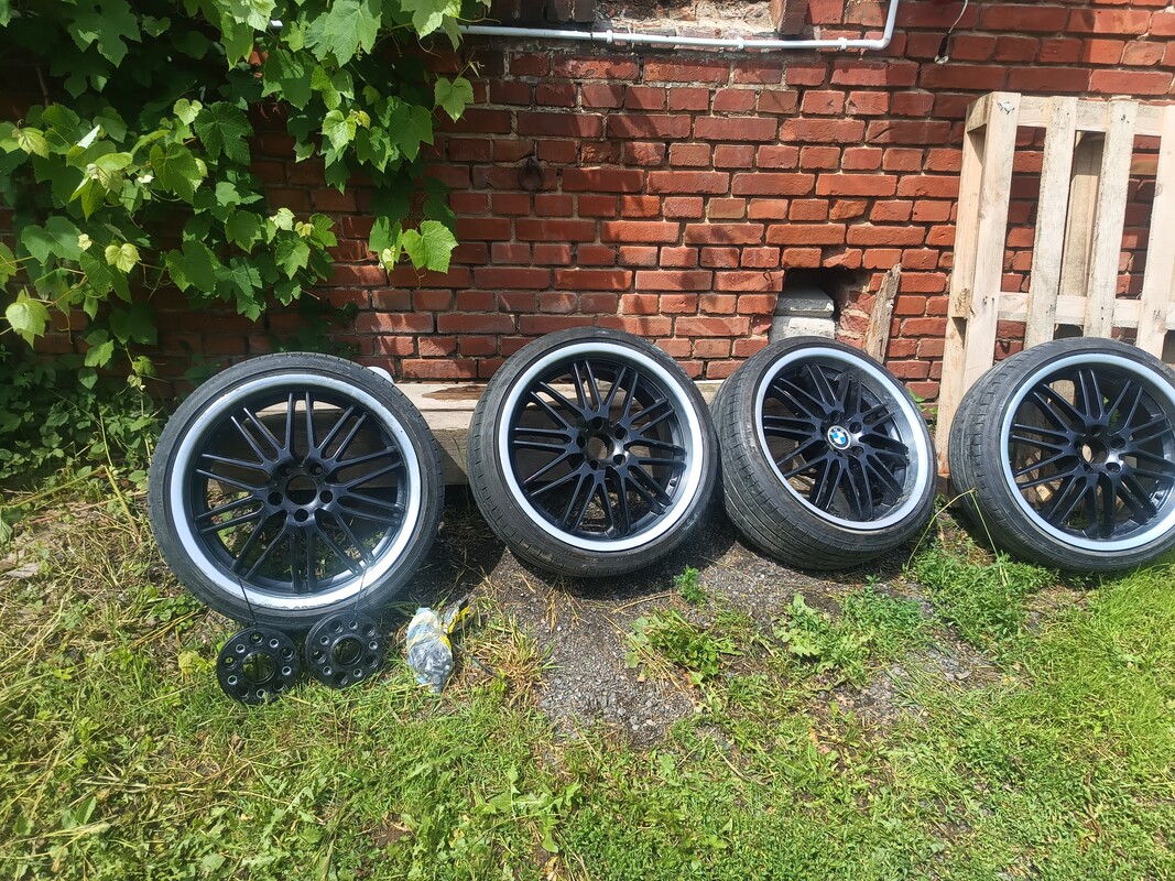 Elbląg Witam sprzedam alufelgi 19 ładnymi oponami letnimi 225 /35 r 19 do BMW. Mercedes, audi, VW
W cenie dystanse