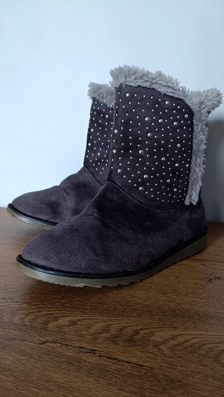 Elbląg Ciepłe i bardzo wygodne, zamki działają, nie brakuje żadnego ćwieka, fajny kolor niebudzący. Polecam. Rozmiar