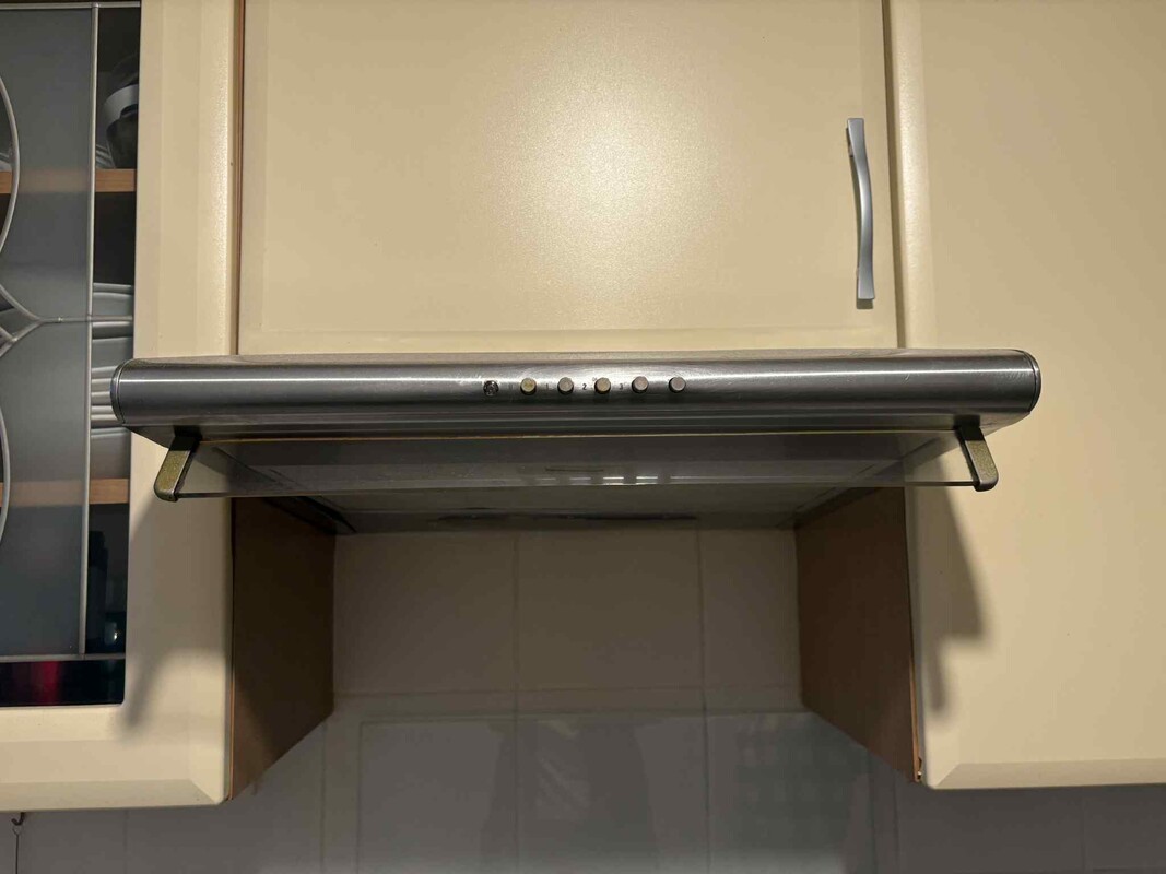 Elbląg Sprzedam meble kuchenne wraz ze sprawną zmywarką i kuchenką. W kuchence wystaje grzałka, co widać na zdjęciach.