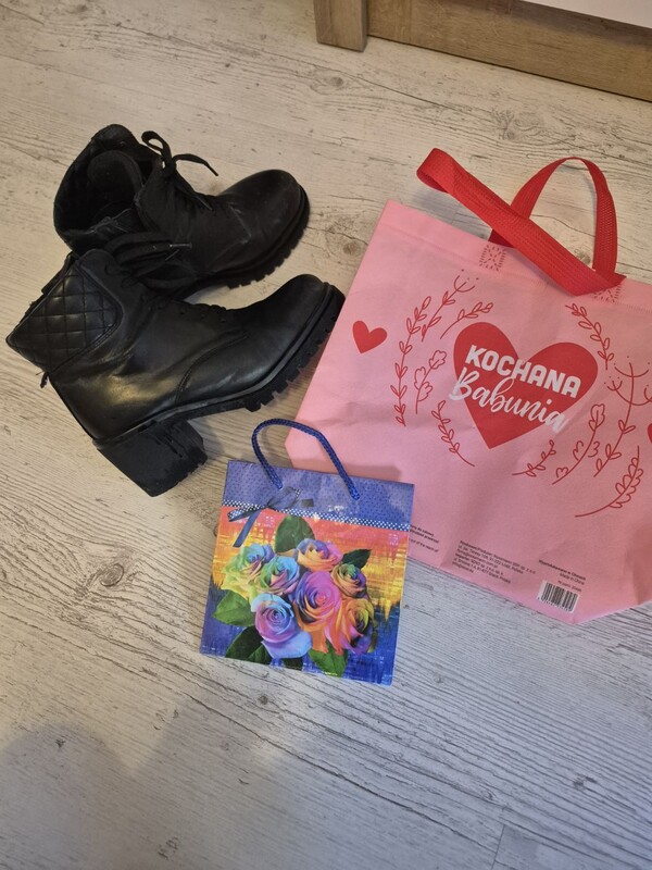 Elbląg Dwie kurtki szczupłe elegancie na wiosnę oraz bluza.
Normalne ślady użytkowania. W dobrym stanie.
Buty/