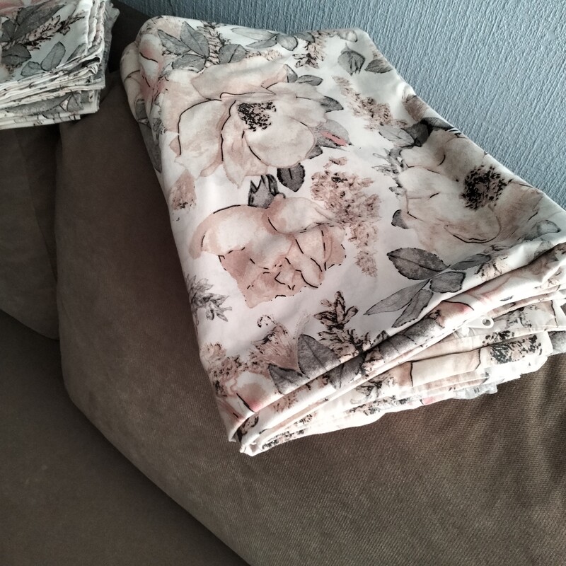 Elbląg Sprzedaż 2 kompletów pościeli ( 2 poszwy i 4 poszewki z zamkami, w stanie bardzo dobrym z bawełny.