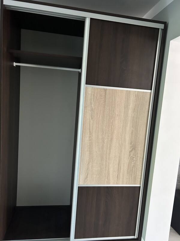 Elbląg Sprzedam szafę z drzwiami przesuwnymi.
Układ w środku widoczny na zdjęciach.
Wymiary wysokość 210 cm.