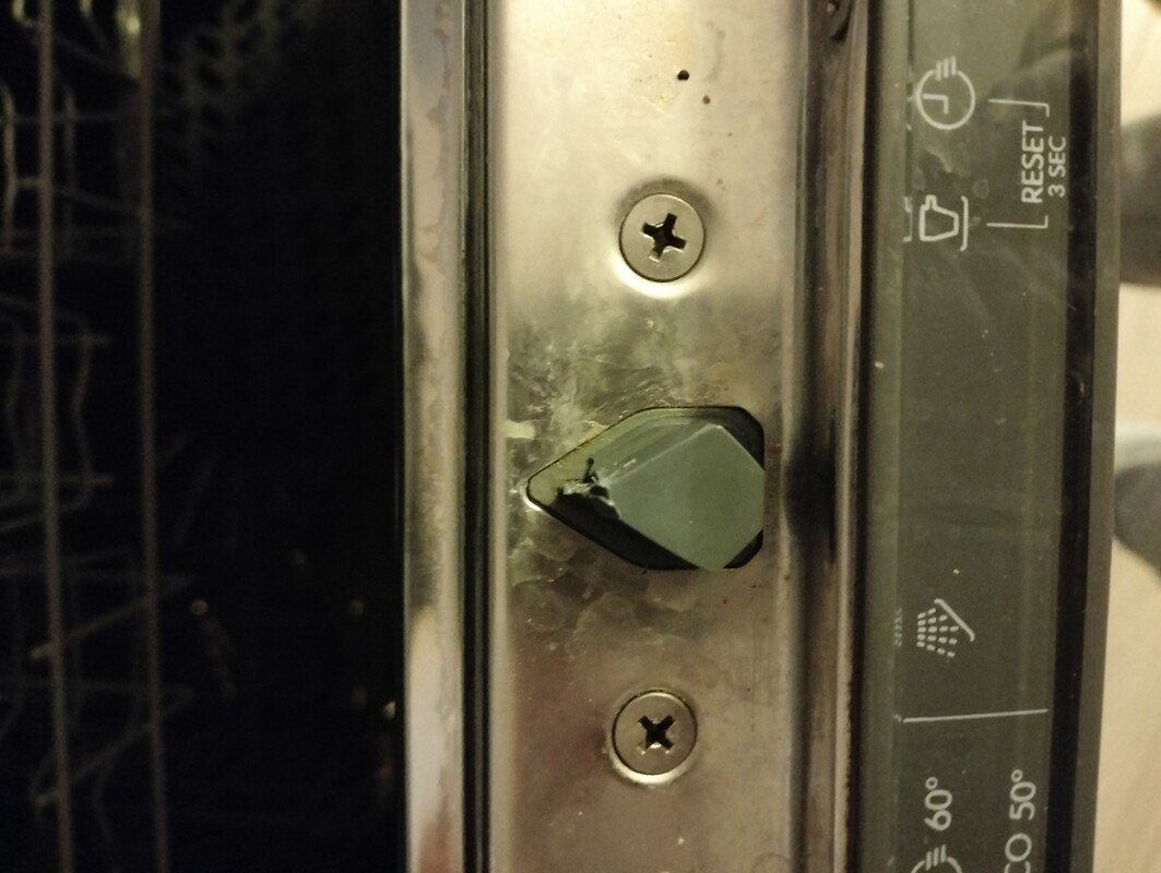 Elbląg Oddam zmywarkę do zabudowy IKEA szerokość 60 cm. Zmywarka ma uszkodzony zamek. Uszkodzenie widoczne na zdjęciu