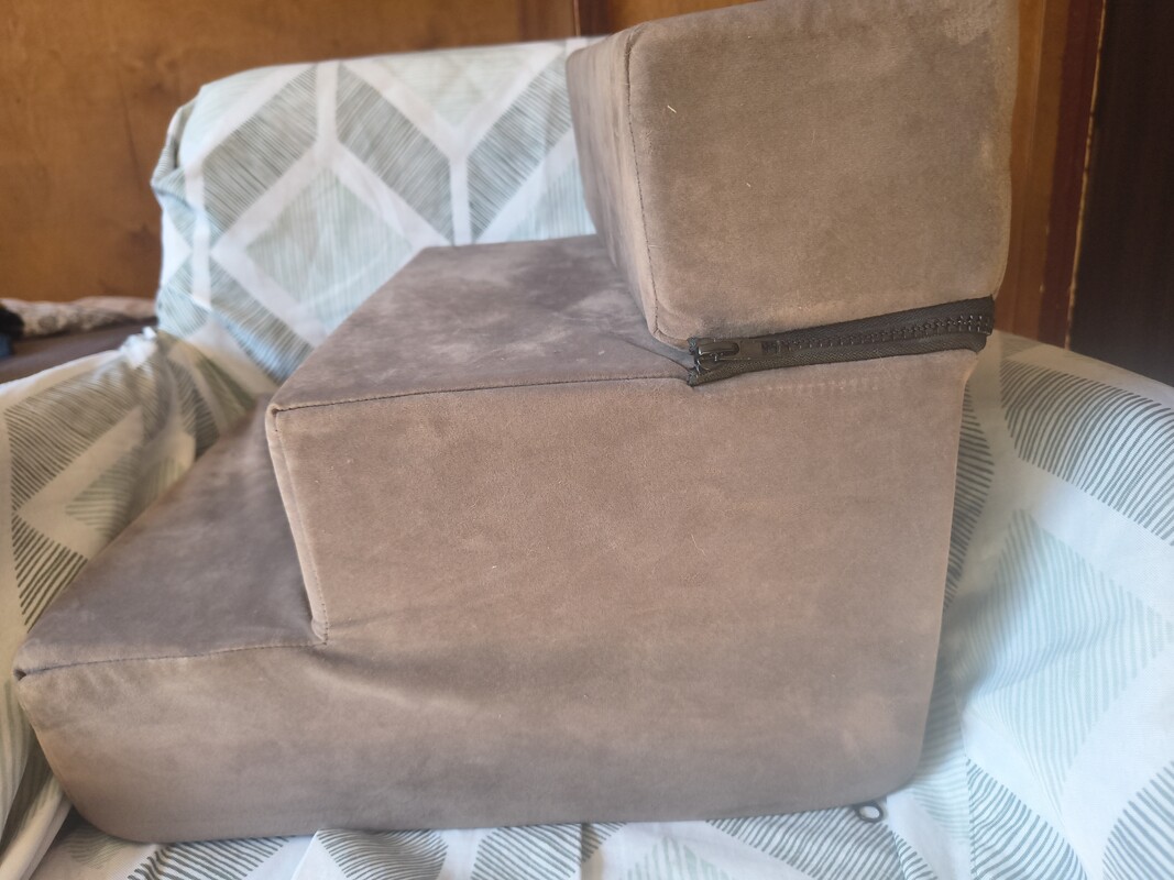 Elbląg Nie trafiony prezent. Sprzedam schodki dla małego pieska. Spód antypoślizgowy.