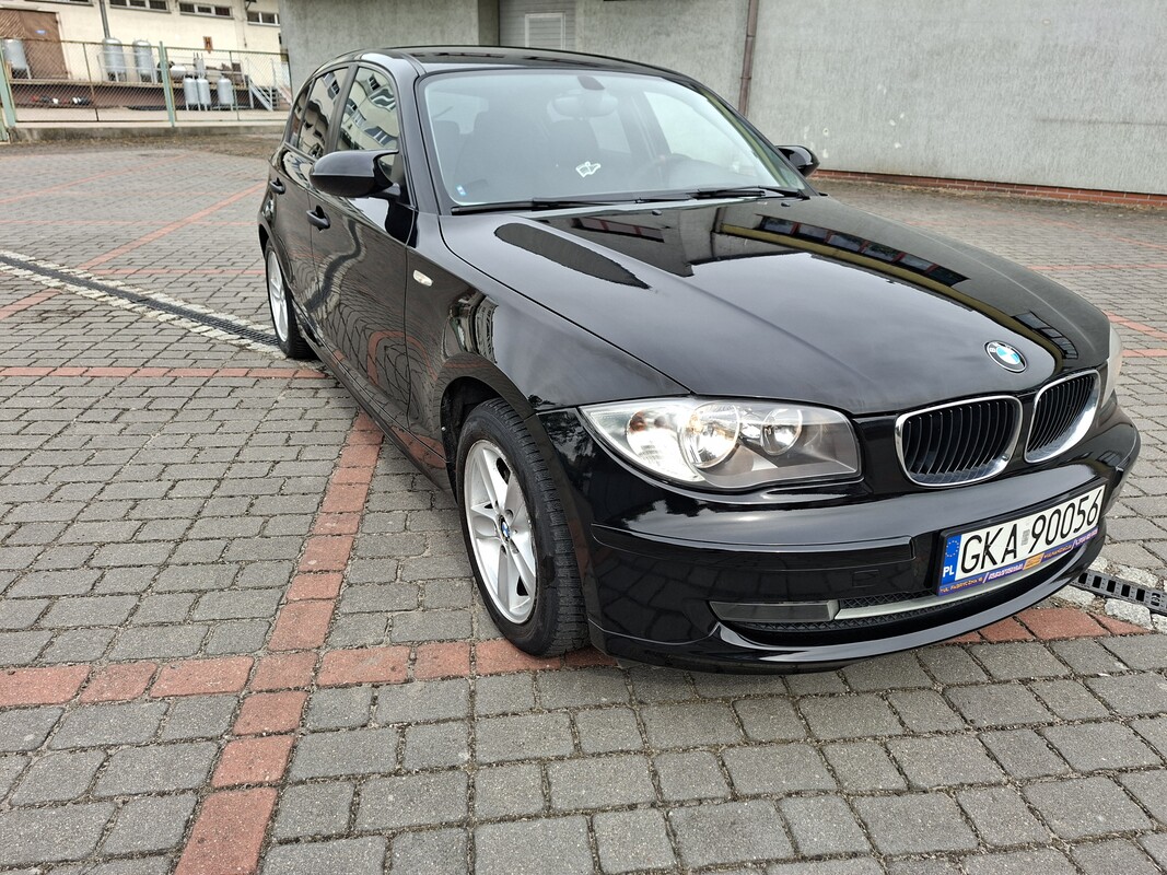 Elbląg Na sprzedaż mam fajne BMW serii 1 w wersji E87.To świetne autko z 2007 roku, z niezawodnym silnikiem diesla o