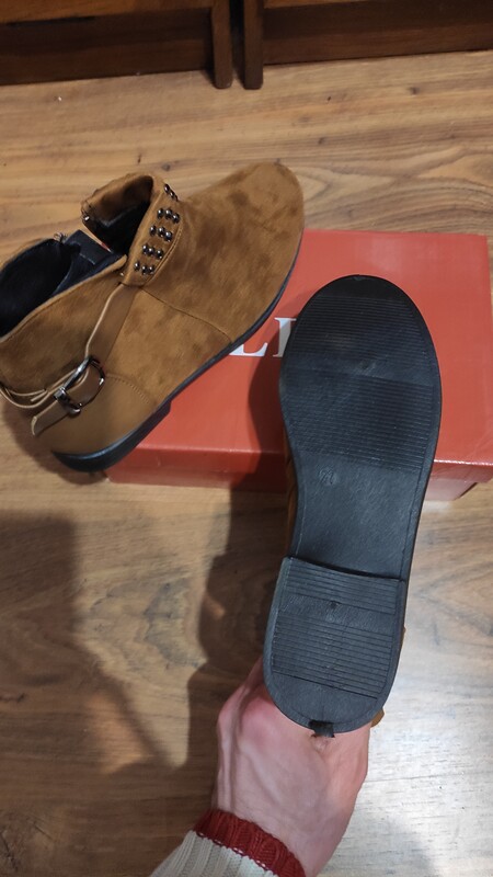 Elbląg Sprzedam nowe buty w kolorze camel (odcień brązu), rozmiar 37. Szczegóły: Stan: nowe, nigdy nieużywane. Materiał: