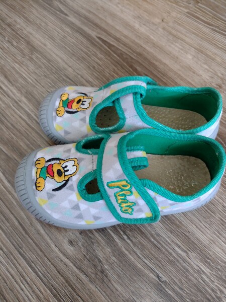 Elbląg Sprzedam kapcie chłopięce, rozmiar 25,długość wkładki wewnątrz 15,5 cm. Stan bardzo dobry, ubrane dosłownie