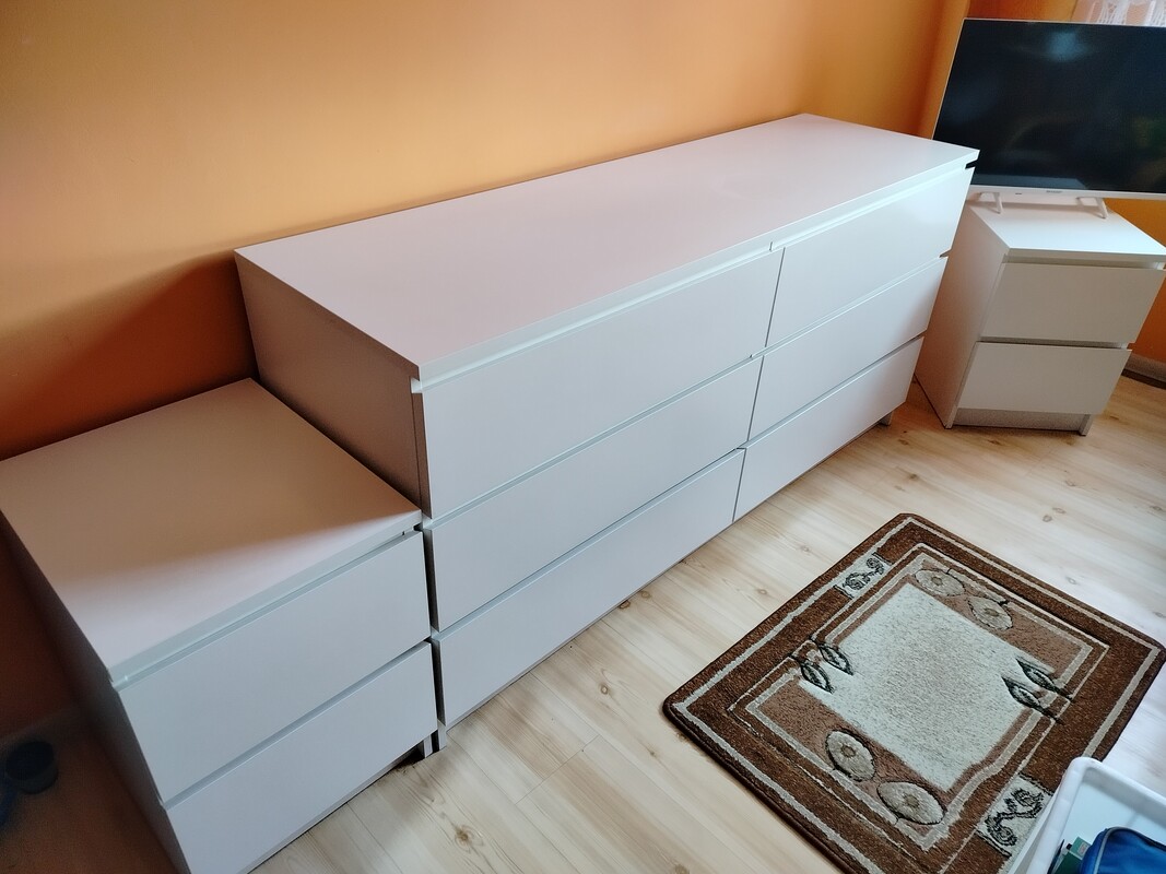 Elbląg Sprzedam: komody białe w bardzo dobrym stanie, pojemne Komoda wyższa 1m wys. x 80 cm szer.300,00 zł komoda