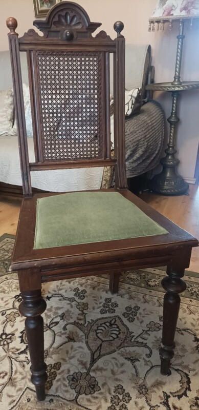 Elbląg Sprzedam 5 antycznych drewnianych krzeseł, do drobnej renowacji. Odbiór osobisty