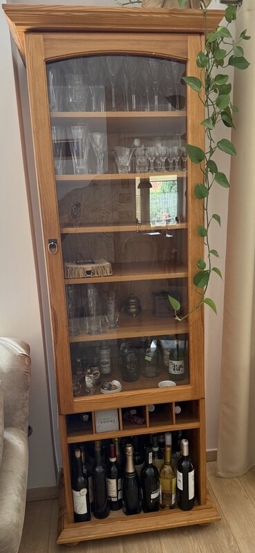 Elbląg Sprzedam meble sosnowe: komoda, witryna szafka.
Wymiary
Komoda: Szerokość- 210 cm, Wysokość- 88,5 cm,