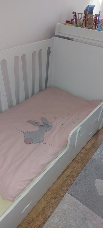 Elbląg Sprzedam łóżeczko dziecięce 140x70 wraz z materacem. Posiada ślady użytkowania.
Bok łóżka tzw szczebelki