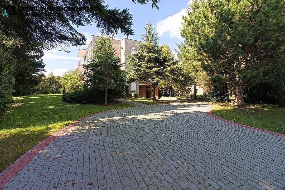 Elbląg LEVEL NIERUCHOMOŚCI Dom na dużej działce w Elbląguplus dwa garażeul. Freta NIERUCHOMOŚCI NA POZIOMIE