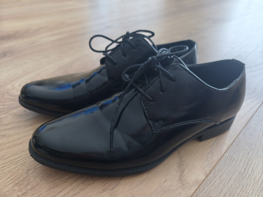 Elbląg Sprzedam eleganckie buty chłopięce na komunię rozmiar 36.Kolor czarny, wiązane. Wypadają na trochę większe.