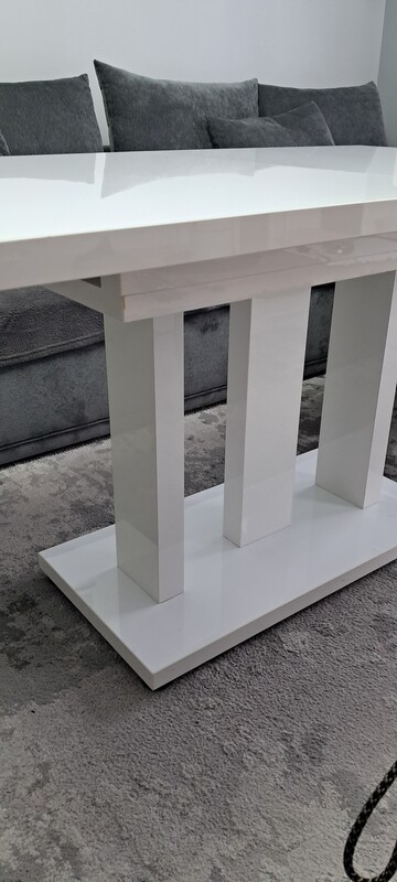 Elbląg Sprzedam stół rozkładany biały lakierowany o wymiarach 130x80 a po rozłożeniu 180x80.Stół jest uniwersalny,