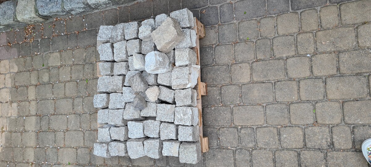 Elbląg Mam do oddania 3 palety kostki brukowej. Dwie małe oddam za dwie czekolady z okienkiem, a jedną dużą również za